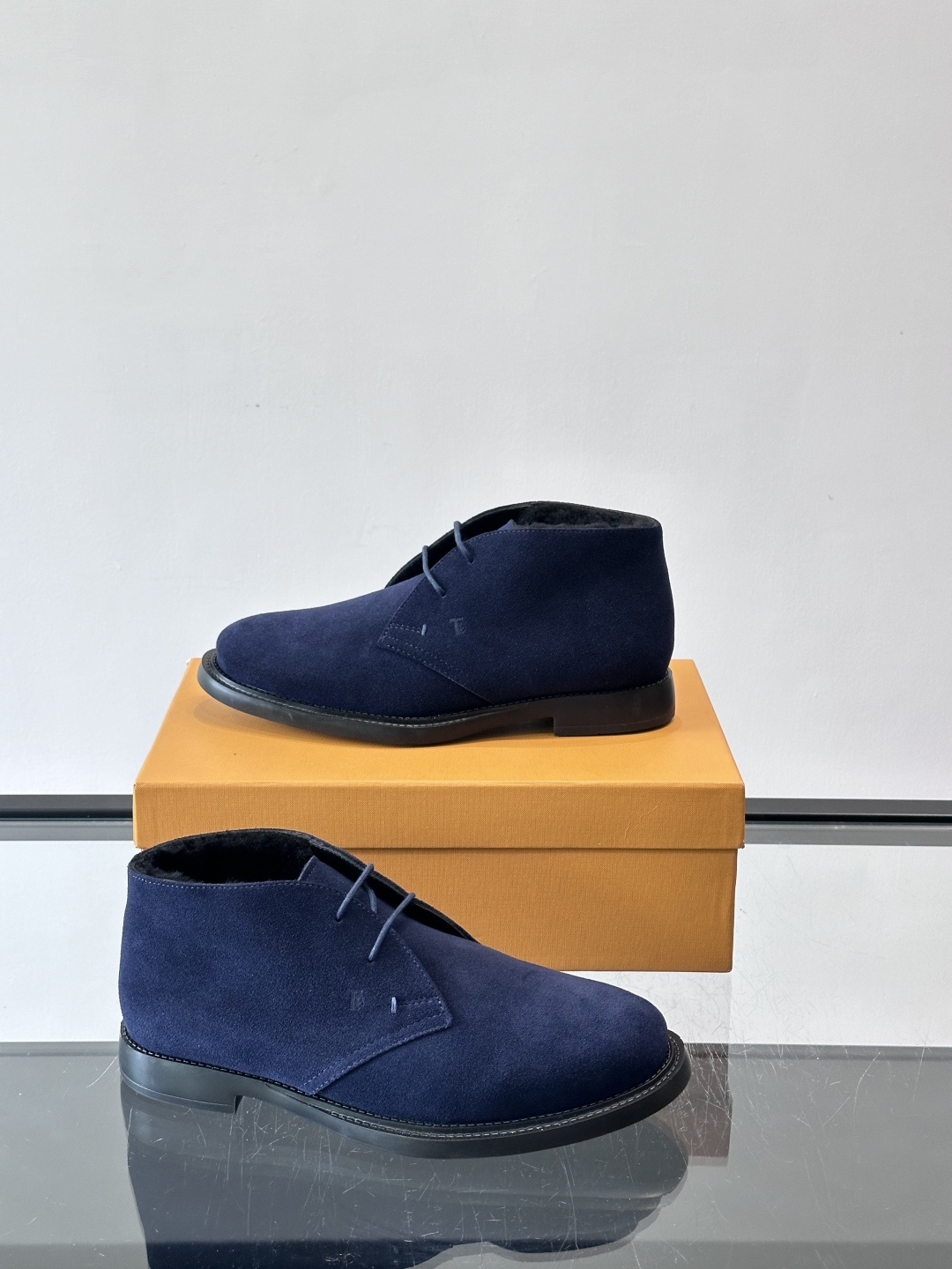 TOD'S 男士短（加绒款）靴麂皮系列，采用优质麂皮，触感柔软，质感低调高级。低帮设计+简约鞋面，黑色橡