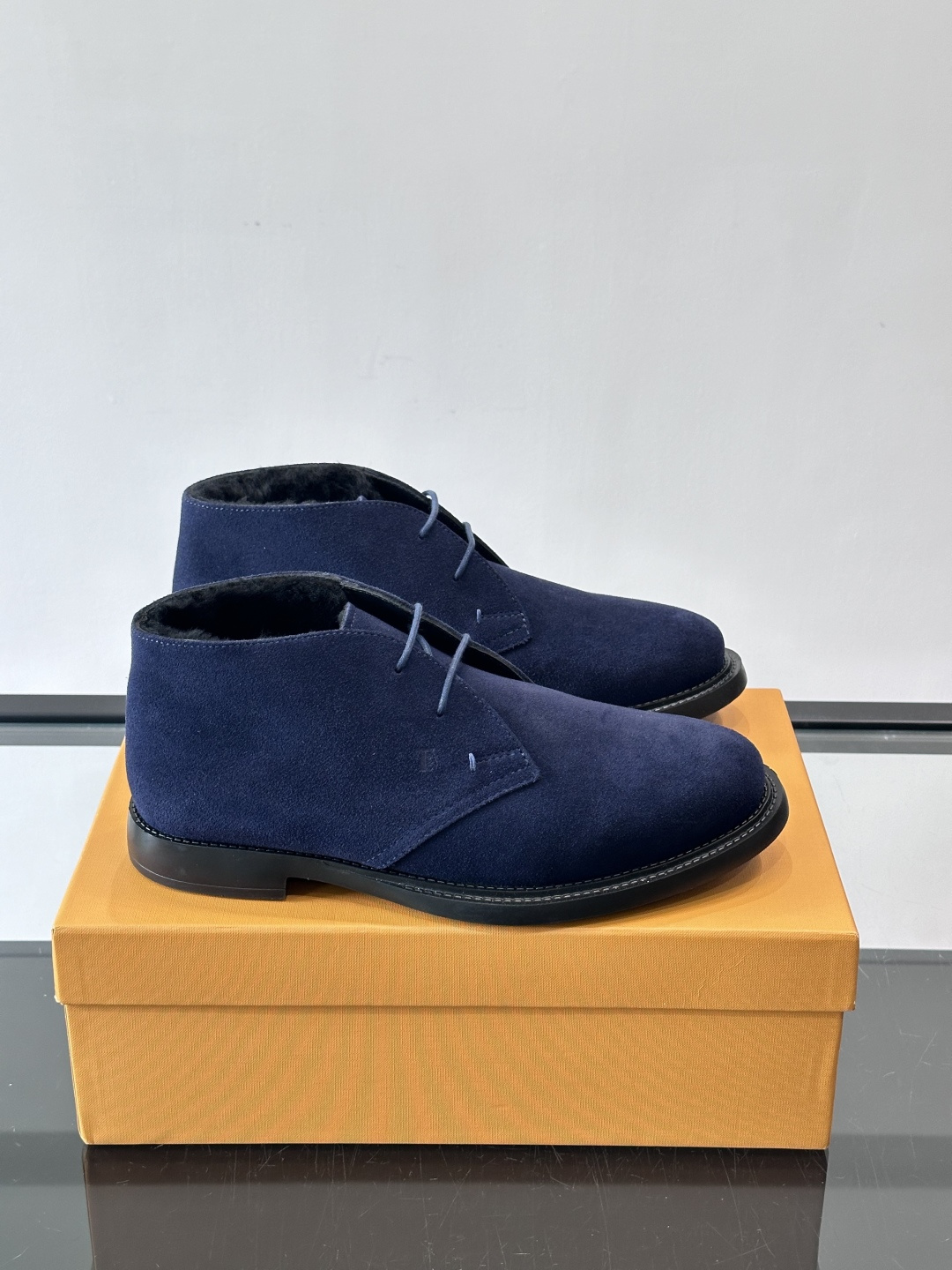 TOD'S 男士短（加绒款）靴麂皮系列，采用优质麂皮，触感柔软，质感低调高级。低帮设计+简约鞋面，黑色橡