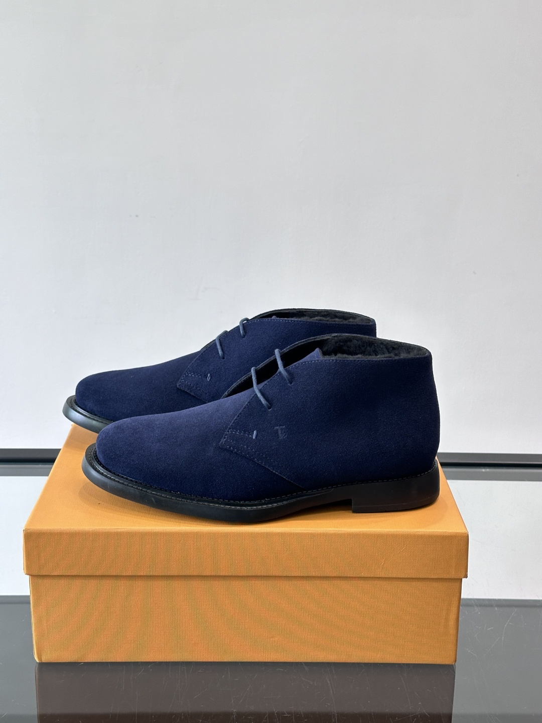 TOD'S 男士短（加绒款）靴麂皮系列，采用优质麂皮，触感柔软，质感低调高级。低帮设计+简约鞋面，黑色橡