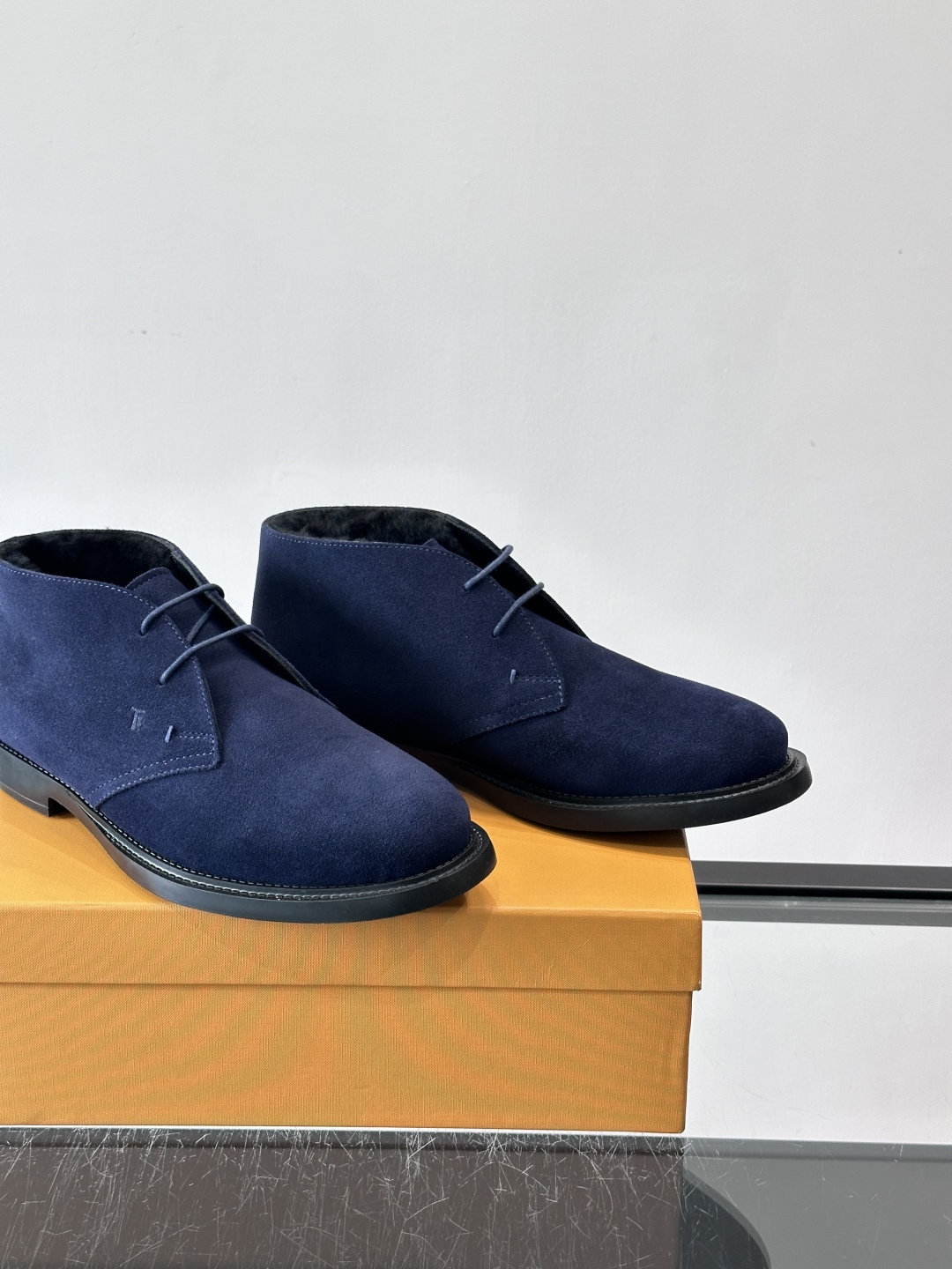 TOD'S 男士短（加绒款）靴麂皮系列，采用优质麂皮，触感柔软，质感低调高级。低帮设计+简约鞋面，黑色橡