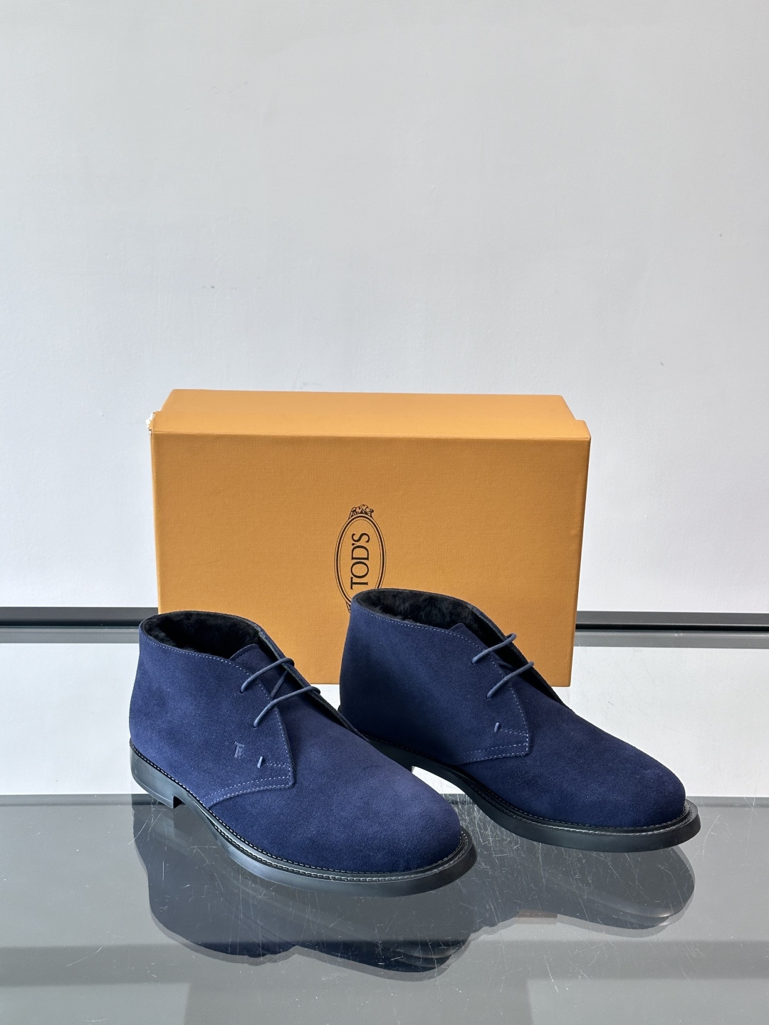 TOD'S 男士短（加绒款）靴麂皮系列，采用优质麂皮，触感柔软，质感低调高级。低帮设计+简约鞋面，黑色橡