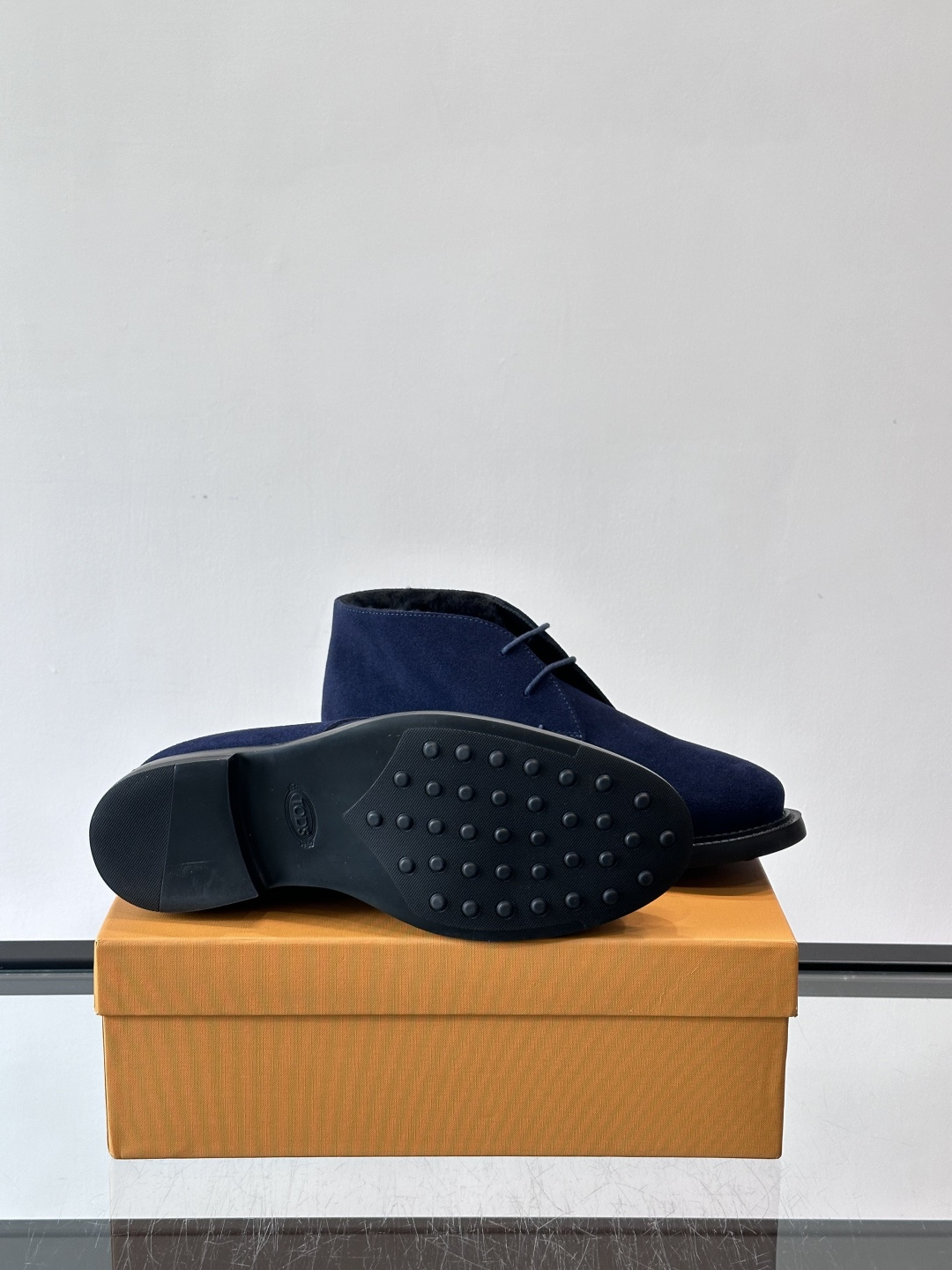 TOD'S 男士短（加绒款）靴麂皮系列，采用优质麂皮，触感柔软，质感低调高级。低帮设计+简约鞋面，黑色橡