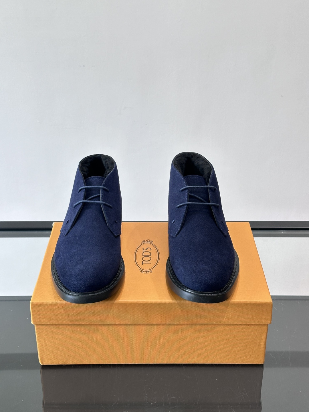 TOD'S 男士短（加绒款）靴麂皮系列，采用优质麂皮，触感柔软，质感低调高级。低帮设计+简约鞋面，黑色橡