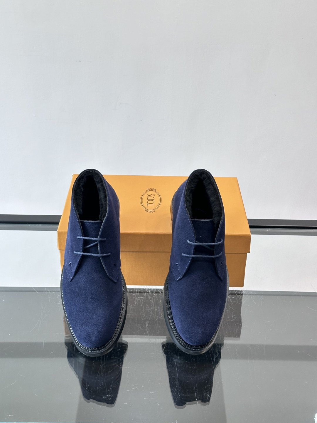 TOD'S 男士短（加绒款）靴麂皮系列，采用优质麂皮，触感柔软，质感低调高级。低帮设计+简约鞋面，黑色橡