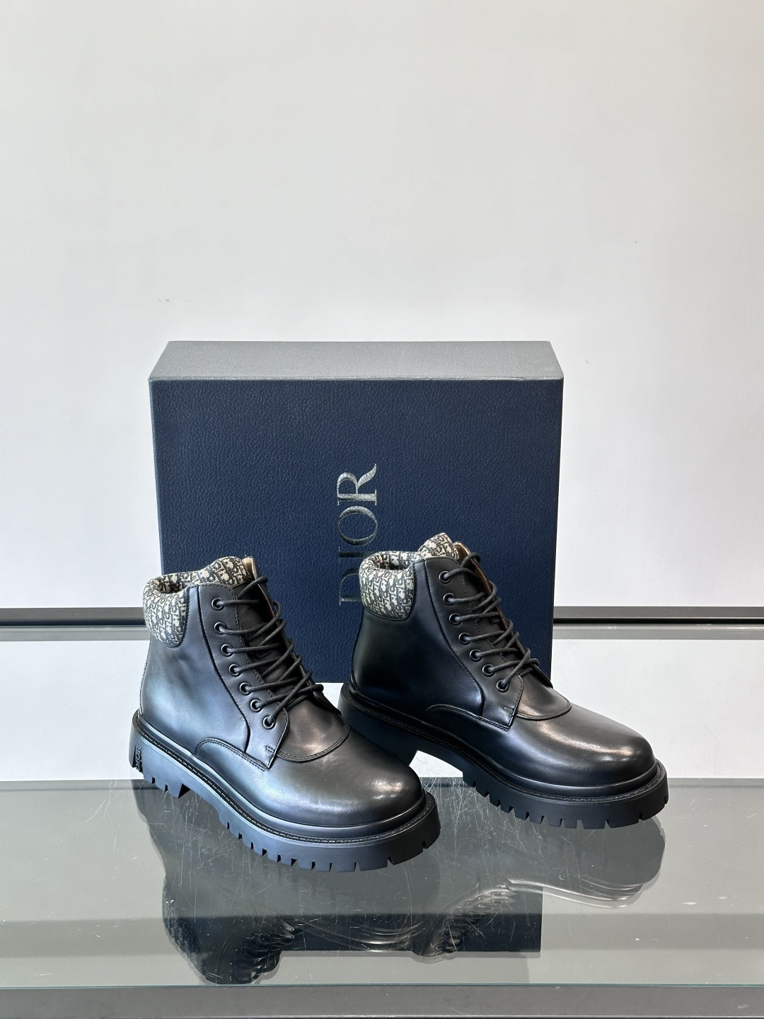 Dior 2026早春ExPlor马丁靴，黑色皮革+Oblique印花内衬，低调又有辨识度。厚底橡胶鞋底