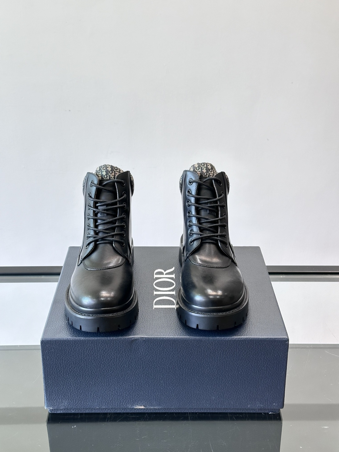 Dior 2026早春ExPlor马丁靴，黑色皮革+Oblique印花内衬，低调又有辨识度。厚底橡胶鞋底