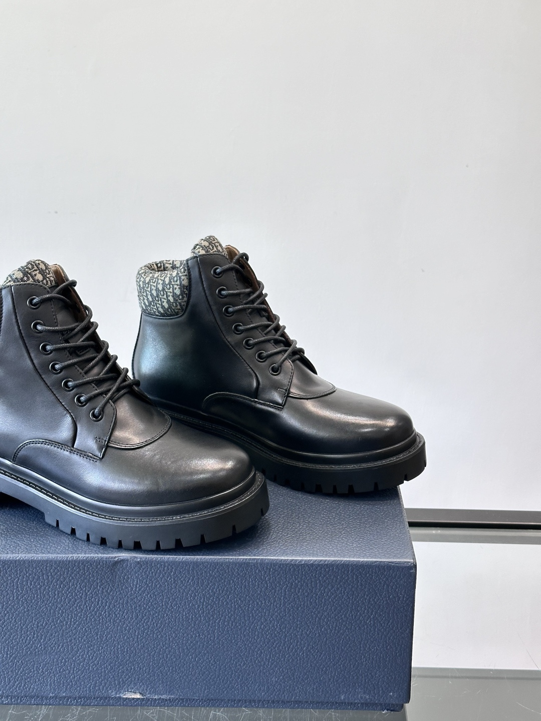 Dior 2026早春ExPlor马丁靴，黑色皮革+Oblique印花内衬，低调又有辨识度。厚底橡胶鞋底