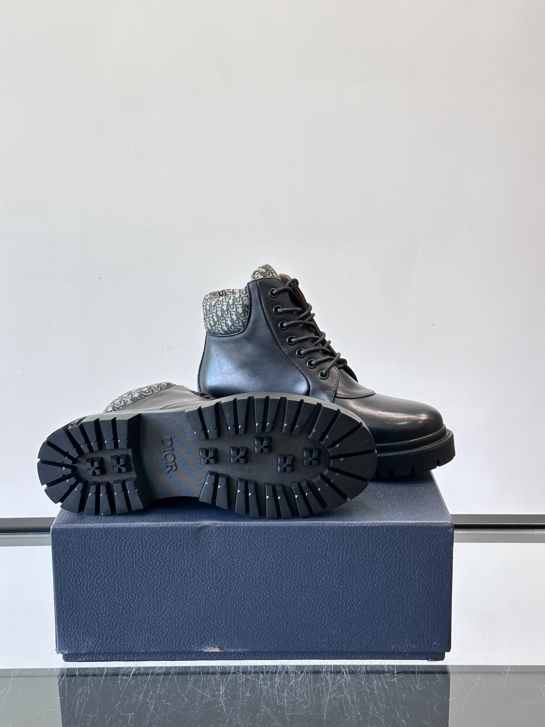 Dior 2026早春ExPlor马丁靴，黑色皮革+Oblique印花内衬，低调又有辨识度。厚底橡胶鞋底