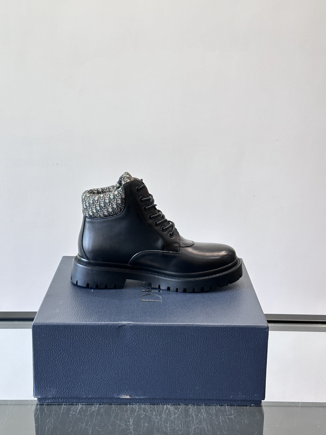 Dior 2026早春ExPlor马丁靴，黑色皮革+Oblique印花内衬，低调又有辨识度。厚底橡胶鞋底
