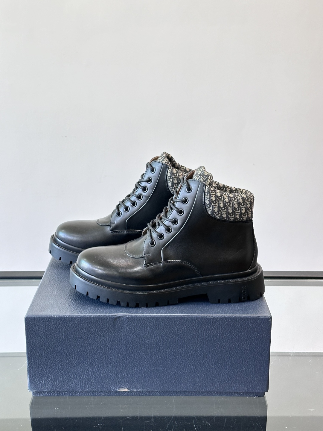 Dior 2026早春ExPlor马丁靴，黑色皮革+Oblique印花内衬，低调又有辨识度。厚底橡胶鞋底