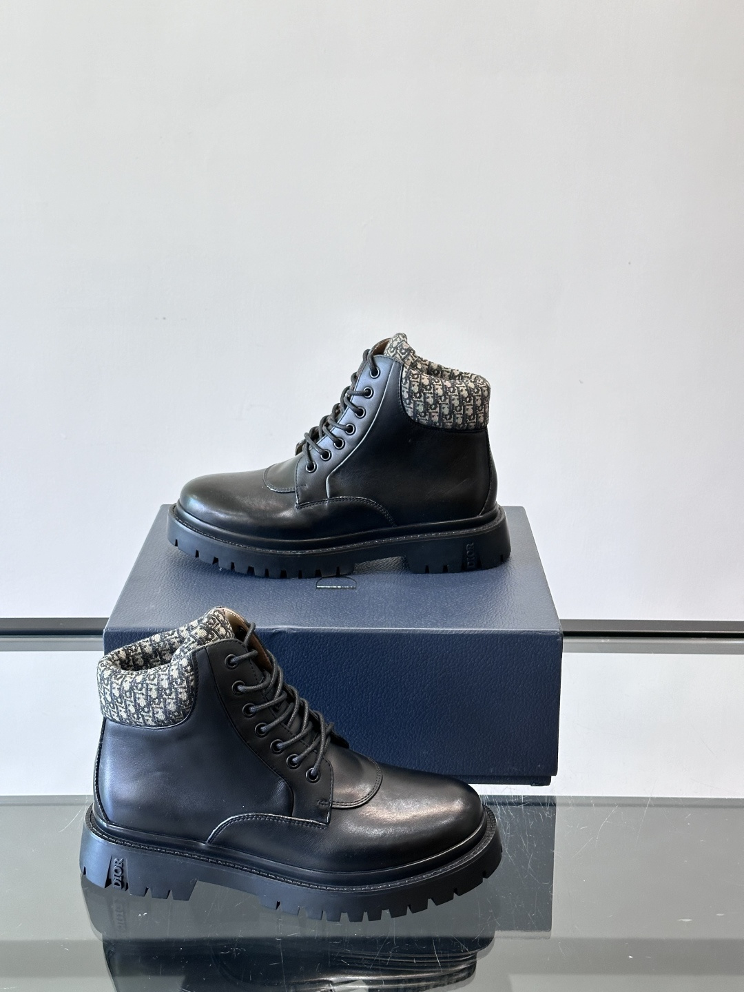 Dior 2026早春ExPlor马丁靴，黑色皮革+Oblique印花内衬，低调又有辨识度。厚底橡胶鞋底