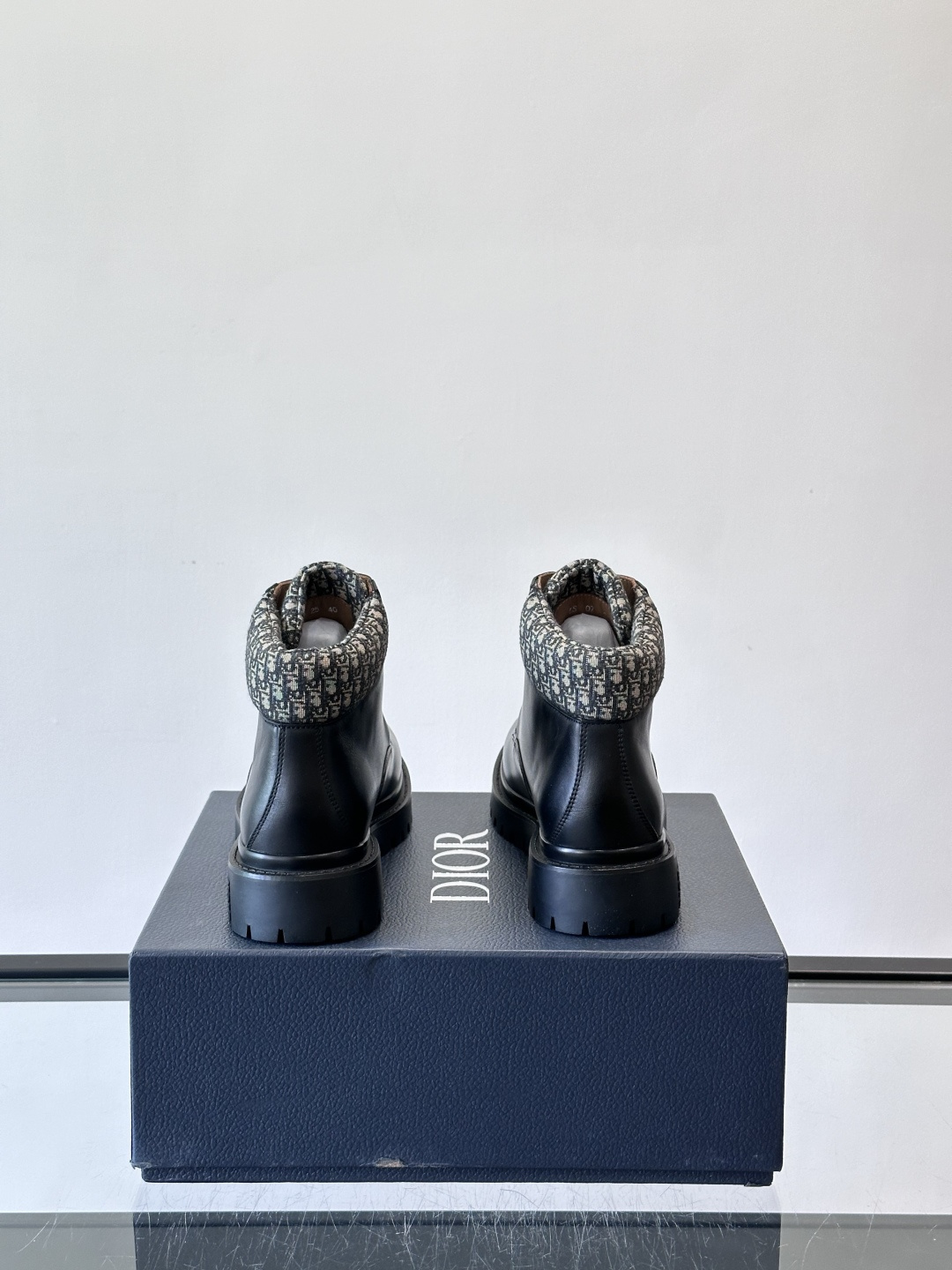 Dior 2026早春ExPlor马丁靴，黑色皮革+Oblique印花内衬，低调又有辨识度。厚底橡胶鞋底