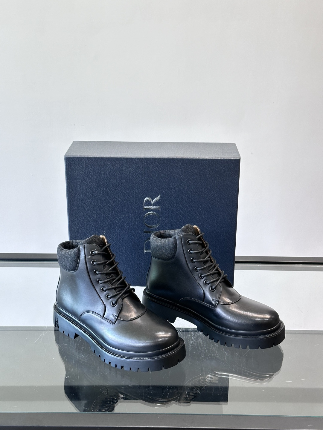 Dior 2026早春ExPlor马丁靴，黑色皮革+Oblique印花内衬，低调又有辨识度。厚底橡胶鞋底