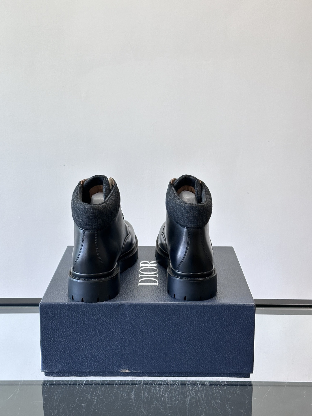 Dior 2026早春ExPlor马丁靴，黑色皮革+Oblique印花内衬，低调又有辨识度。厚底橡胶鞋底