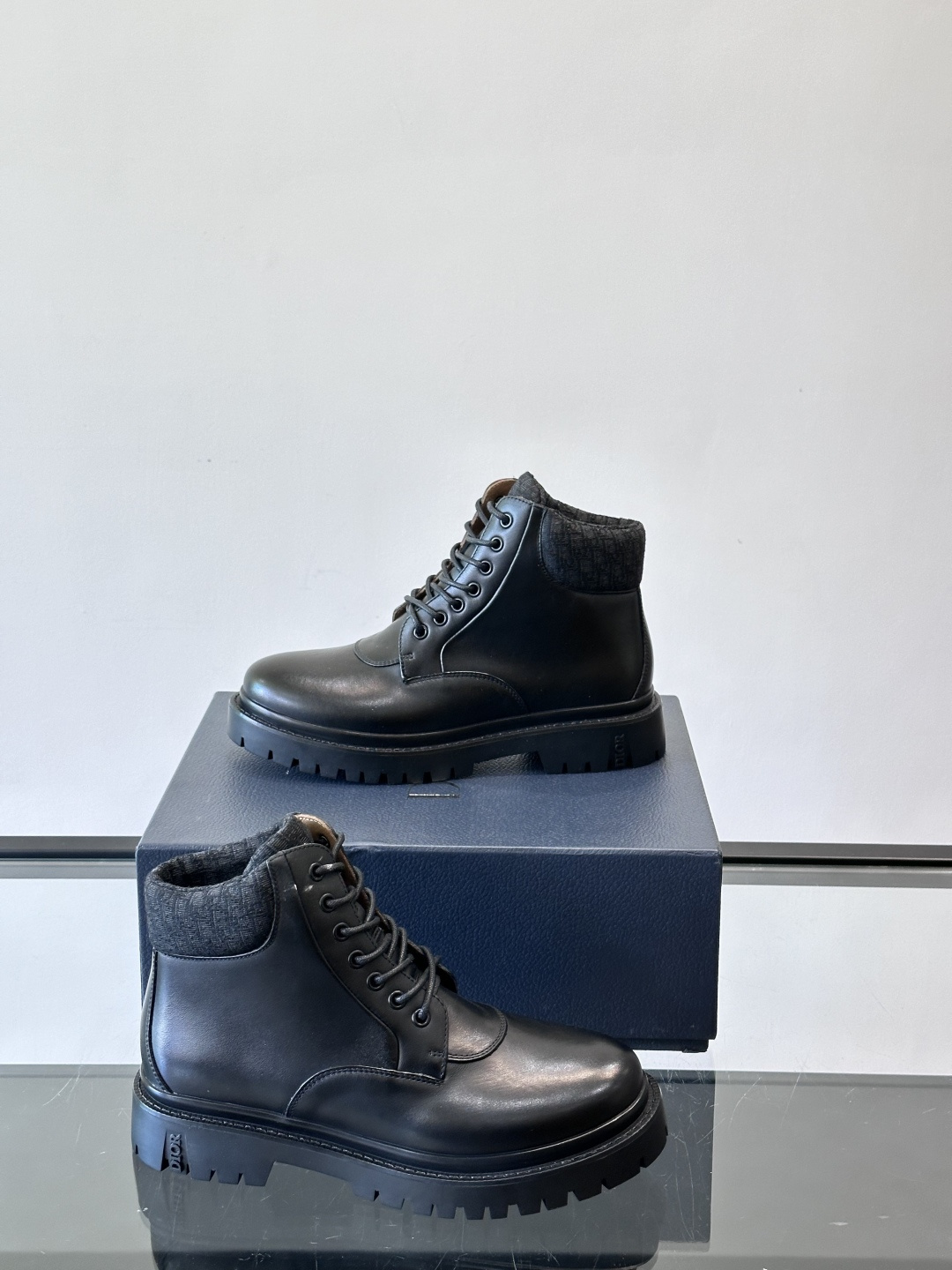 Dior 2026早春ExPlor马丁靴，黑色皮革+Oblique印花内衬，低调又有辨识度。厚底橡胶鞋底