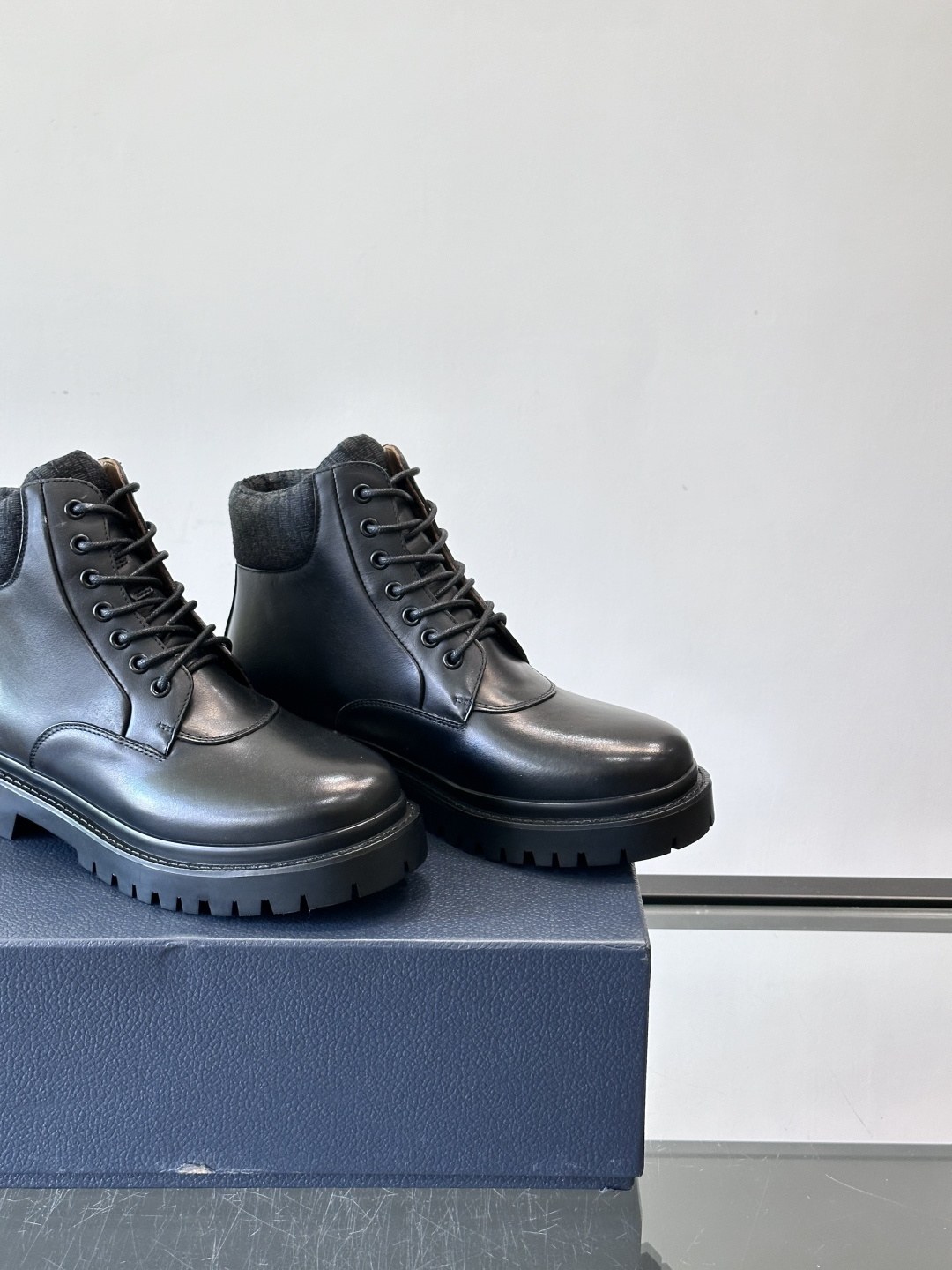 Dior 2026早春ExPlor马丁靴，黑色皮革+Oblique印花内衬，低调又有辨识度。厚底橡胶鞋底