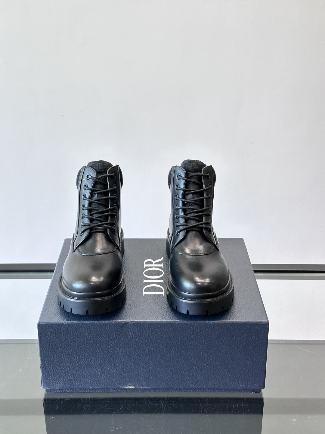 Dior 2026早春ExPlor马丁靴，黑色皮革+Oblique印花内衬，低调又有辨识度。厚底橡胶鞋底