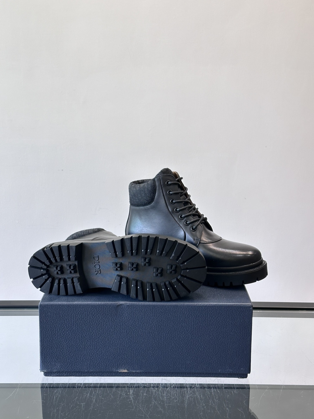 Dior 2026早春ExPlor马丁靴，黑色皮革+Oblique印花内衬，低调又有辨识度。厚底橡胶鞋底