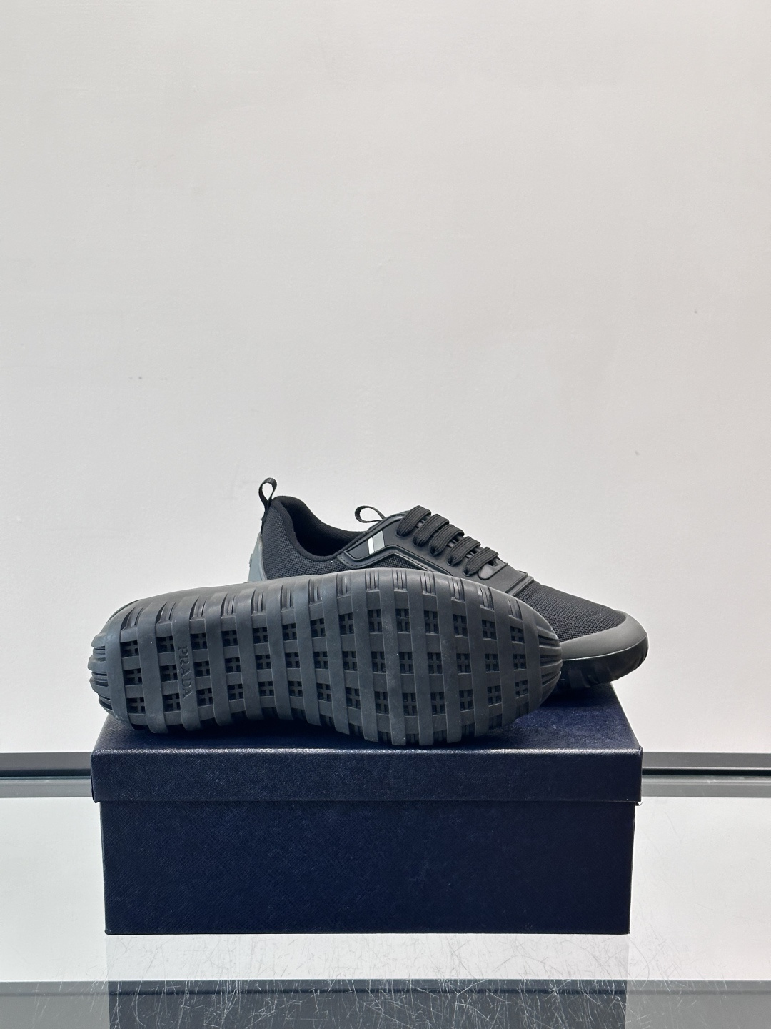 Prada男士运动鞋。简约又时尚，鞋面是透气网布。舒适又耐穿。锯齿状橡胶鞋底，抓地力和耐磨性都很棒，日常