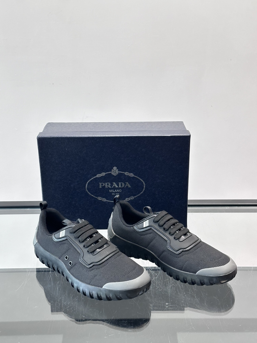 Prada男士运动鞋。简约又时尚，鞋面是透气网布。舒适又耐穿。锯齿状橡胶鞋底，抓地力和耐磨性都很棒，日常