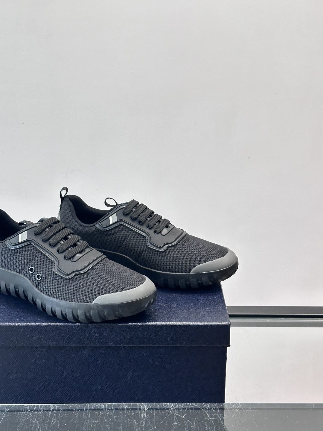 Prada男士运动鞋。简约又时尚，鞋面是透气网布。舒适又耐穿。锯齿状橡胶鞋底，抓地力和耐磨性都很棒，日常