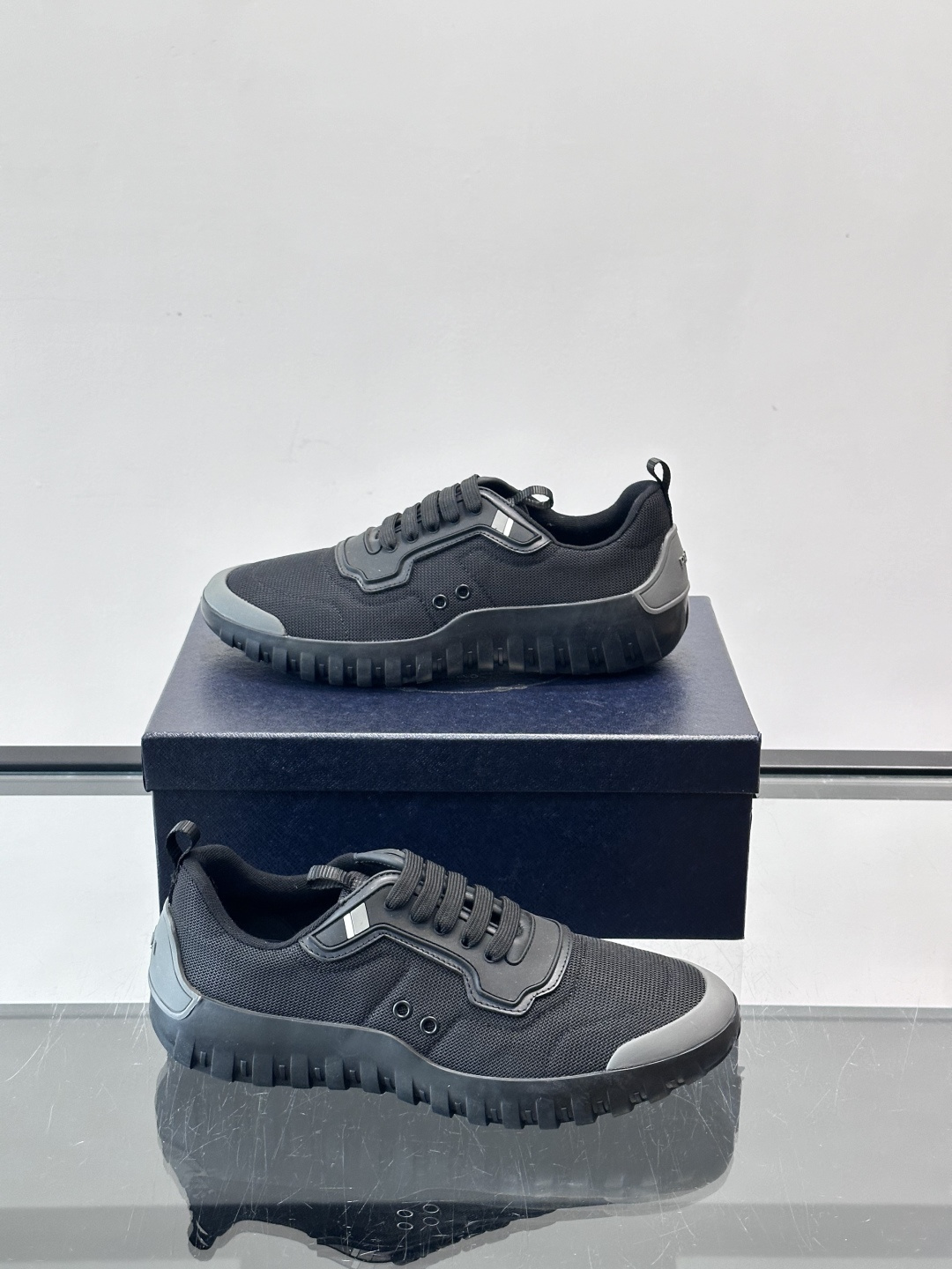 Prada男士运动鞋。简约又时尚，鞋面是透气网布。舒适又耐穿。锯齿状橡胶鞋底，抓地力和耐磨性都很棒，日常