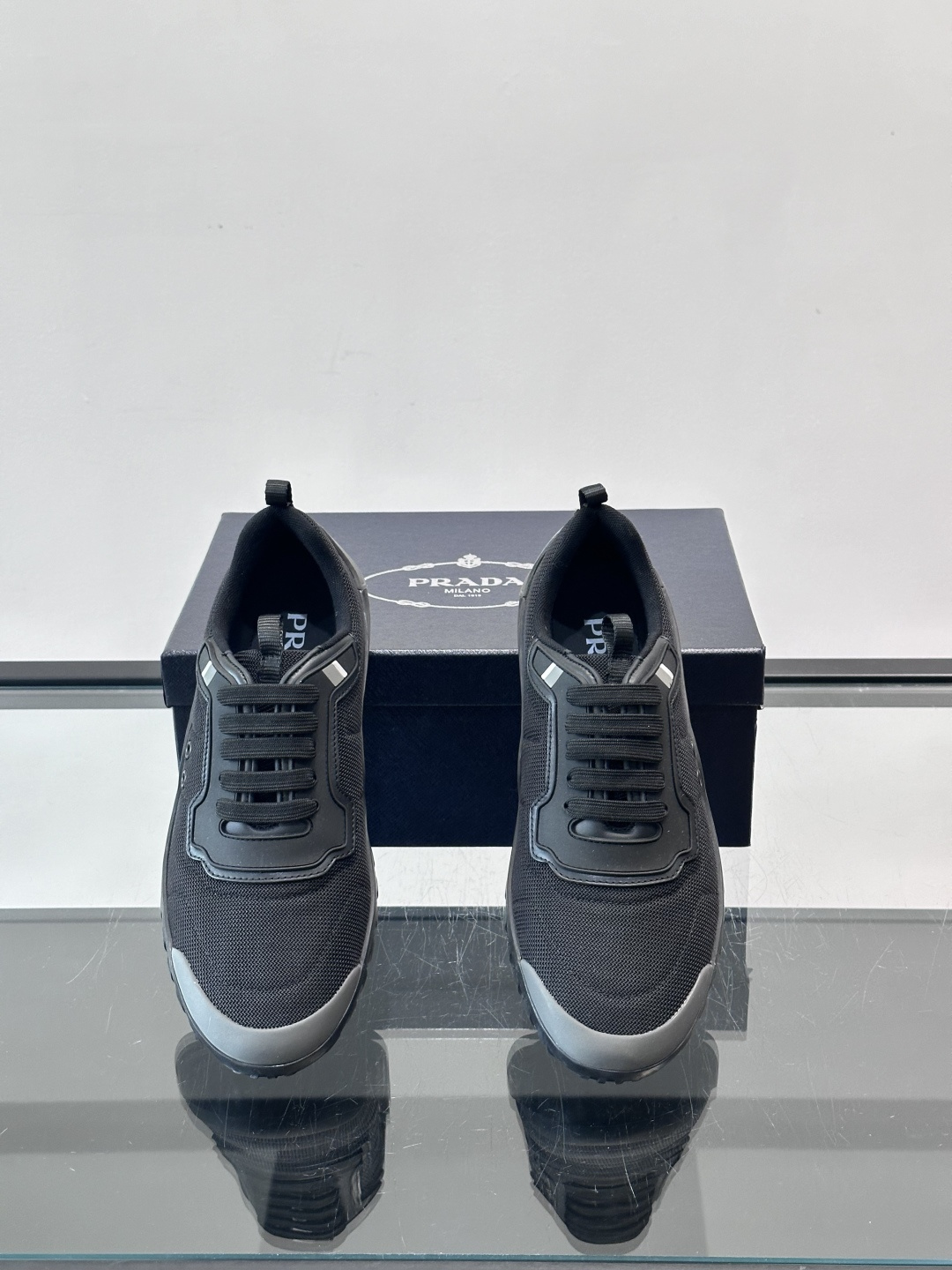 Prada男士运动鞋。简约又时尚，鞋面是透气网布。舒适又耐穿。锯齿状橡胶鞋底，抓地力和耐磨性都很棒，日常