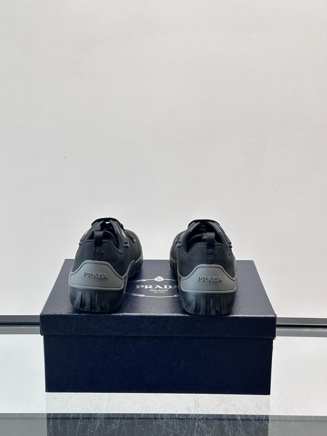 Prada男士运动鞋。简约又时尚，鞋面是透气网布。舒适又耐穿。锯齿状橡胶鞋底，抓地力和耐磨性都很棒，日常