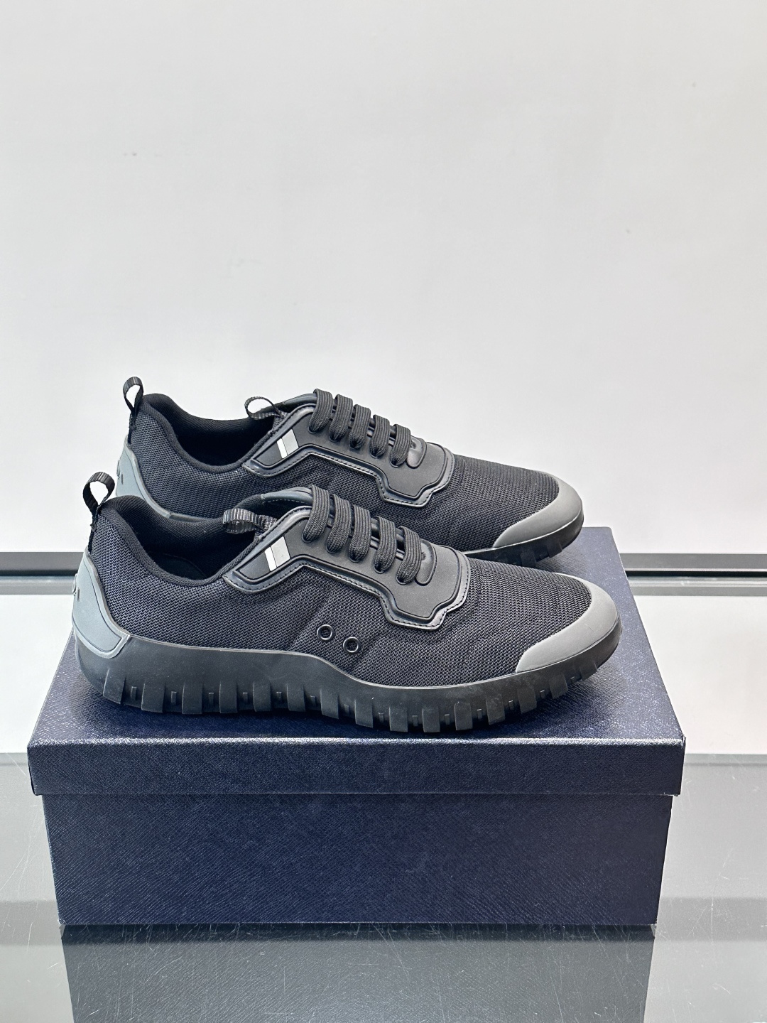 Prada男士运动鞋。简约又时尚，鞋面是透气网布。舒适又耐穿。锯齿状橡胶鞋底，抓地力和耐磨性都很棒，日常