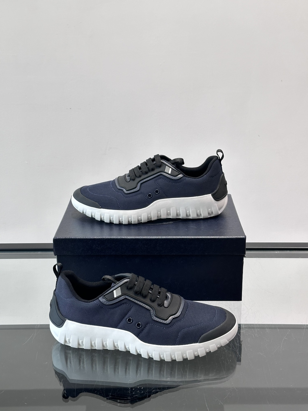 Prada男士运动鞋。简约又时尚，鞋面是透气网布。舒适又耐穿。锯齿状橡胶鞋底，抓地力和耐磨性都很棒，日常