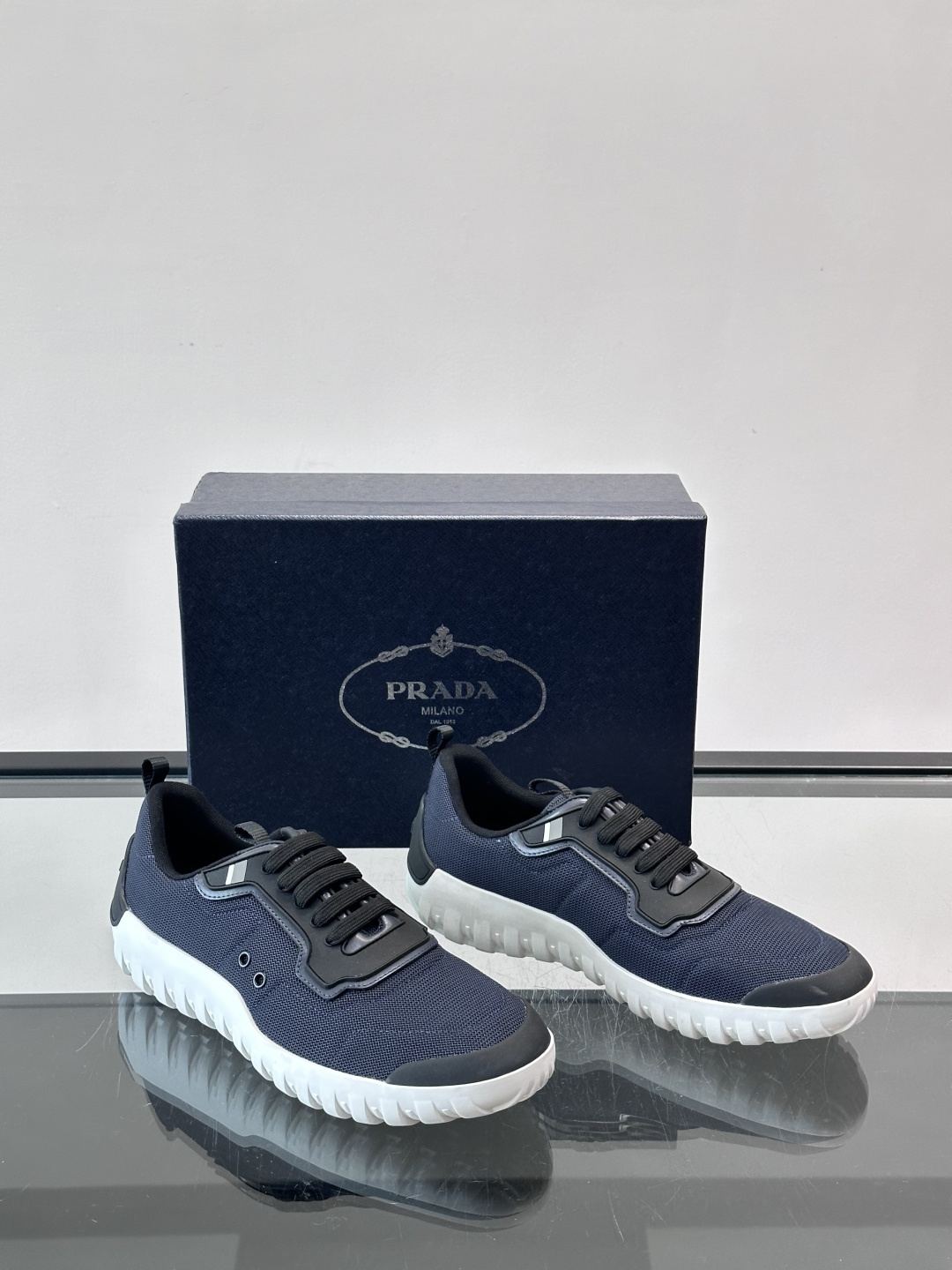 Prada男士运动鞋。简约又时尚，鞋面是透气网布。舒适又耐穿。锯齿状橡胶鞋底，抓地力和耐磨性都很棒，日常