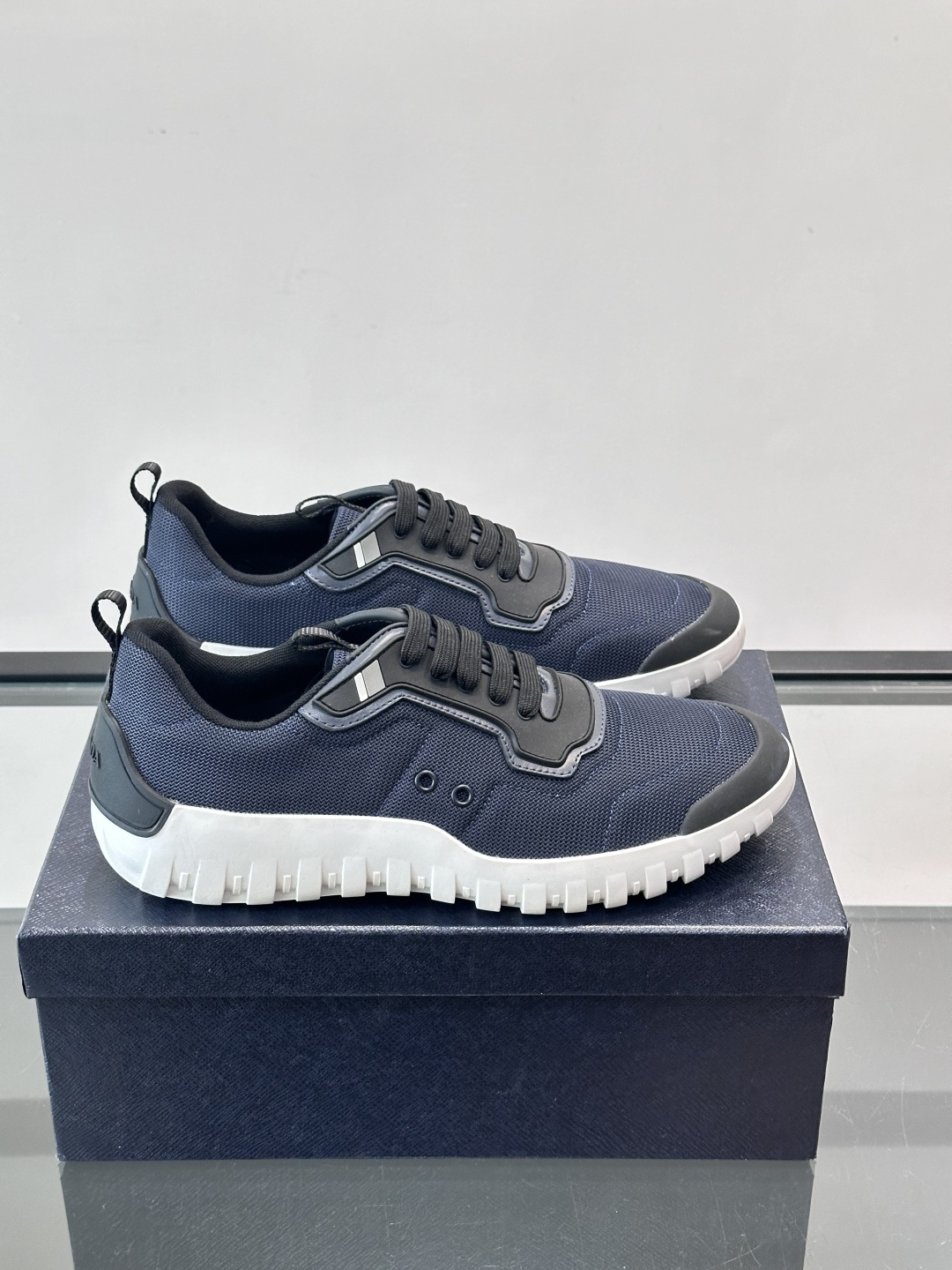 Prada男士运动鞋。简约又时尚，鞋面是透气网布。舒适又耐穿。锯齿状橡胶鞋底，抓地力和耐磨性都很棒，日常