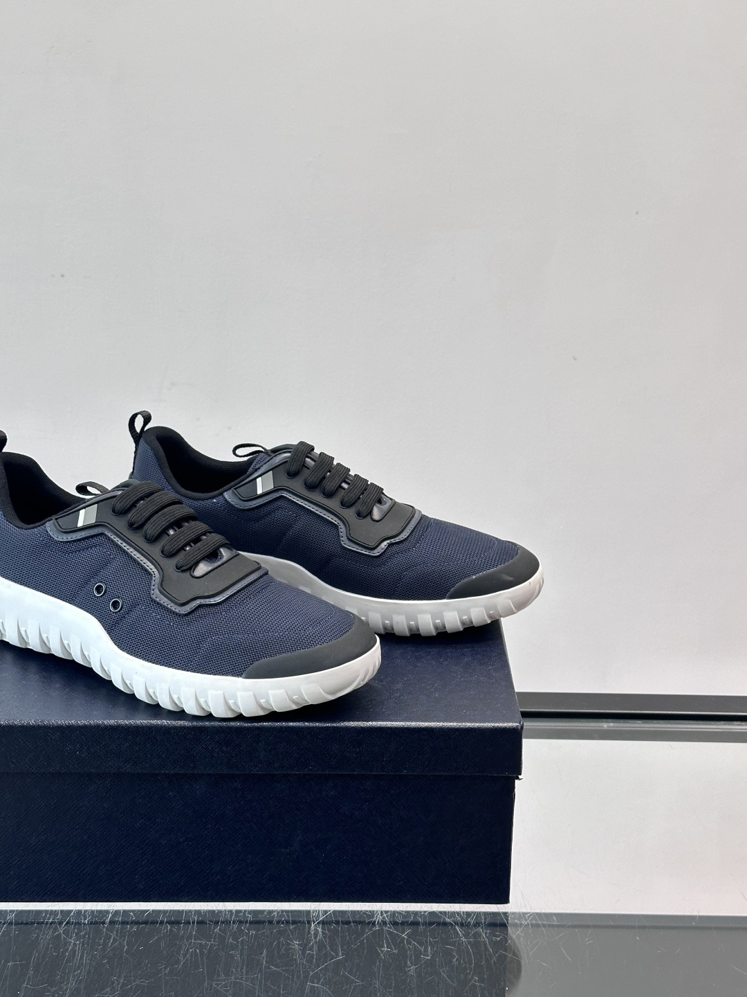 Prada男士运动鞋。简约又时尚，鞋面是透气网布。舒适又耐穿。锯齿状橡胶鞋底，抓地力和耐磨性都很棒，日常