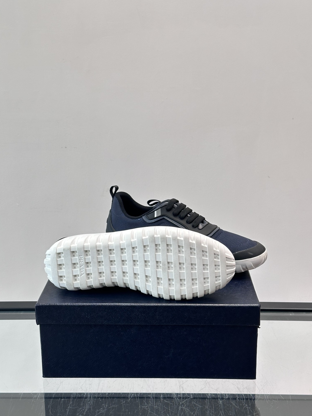 Prada男士运动鞋。简约又时尚，鞋面是透气网布。舒适又耐穿。锯齿状橡胶鞋底，抓地力和耐磨性都很棒，日常