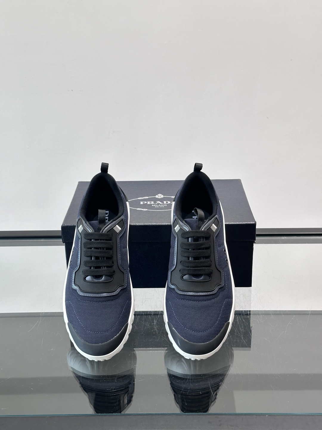 Prada男士运动鞋。简约又时尚，鞋面是透气网布。舒适又耐穿。锯齿状橡胶鞋底，抓地力和耐磨性都很棒，日常