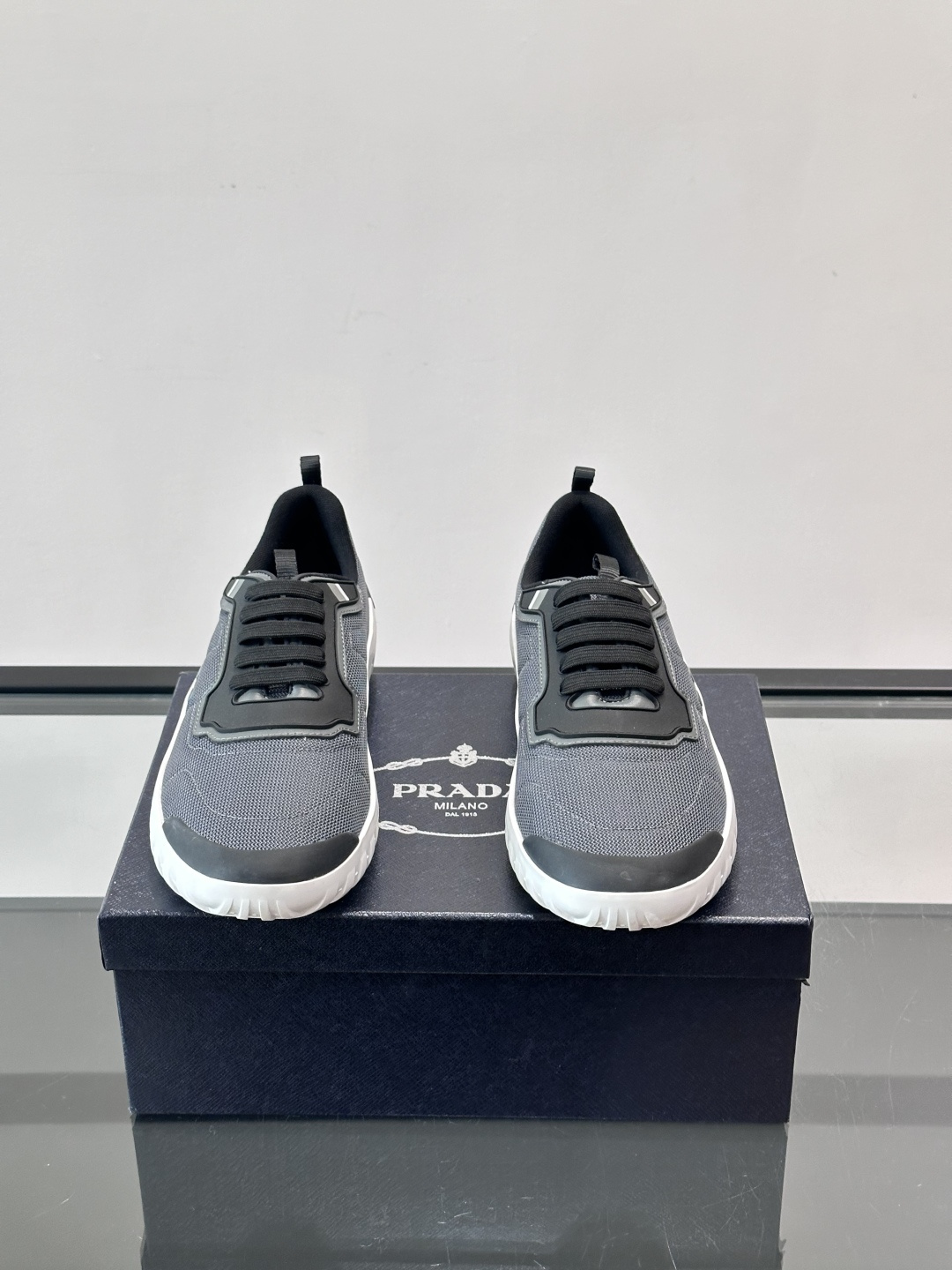 Prada男士运动鞋。简约又时尚，鞋面是透气网布。舒适又耐穿。锯齿状橡胶鞋底，抓地力和耐磨性都很棒，日常