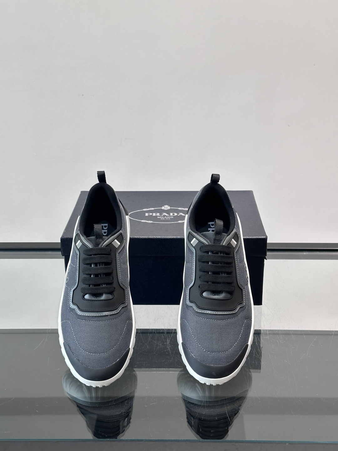 Prada男士运动鞋。简约又时尚，鞋面是透气网布。舒适又耐穿。锯齿状橡胶鞋底，抓地力和耐磨性都很棒，日常