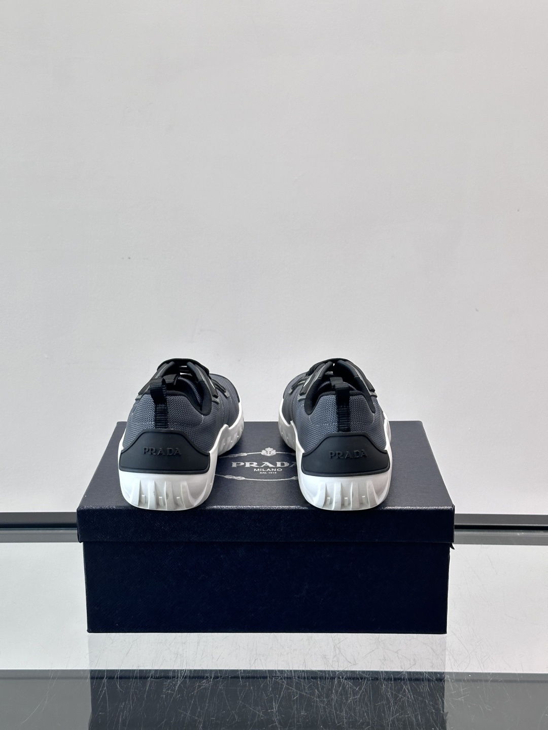 Prada男士运动鞋。简约又时尚，鞋面是透气网布。舒适又耐穿。锯齿状橡胶鞋底，抓地力和耐磨性都很棒，日常