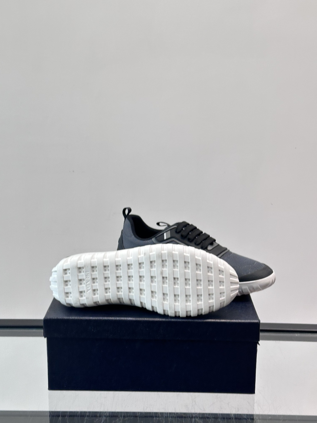 Prada男士运动鞋。简约又时尚，鞋面是透气网布。舒适又耐穿。锯齿状橡胶鞋底，抓地力和耐磨性都很棒，日常