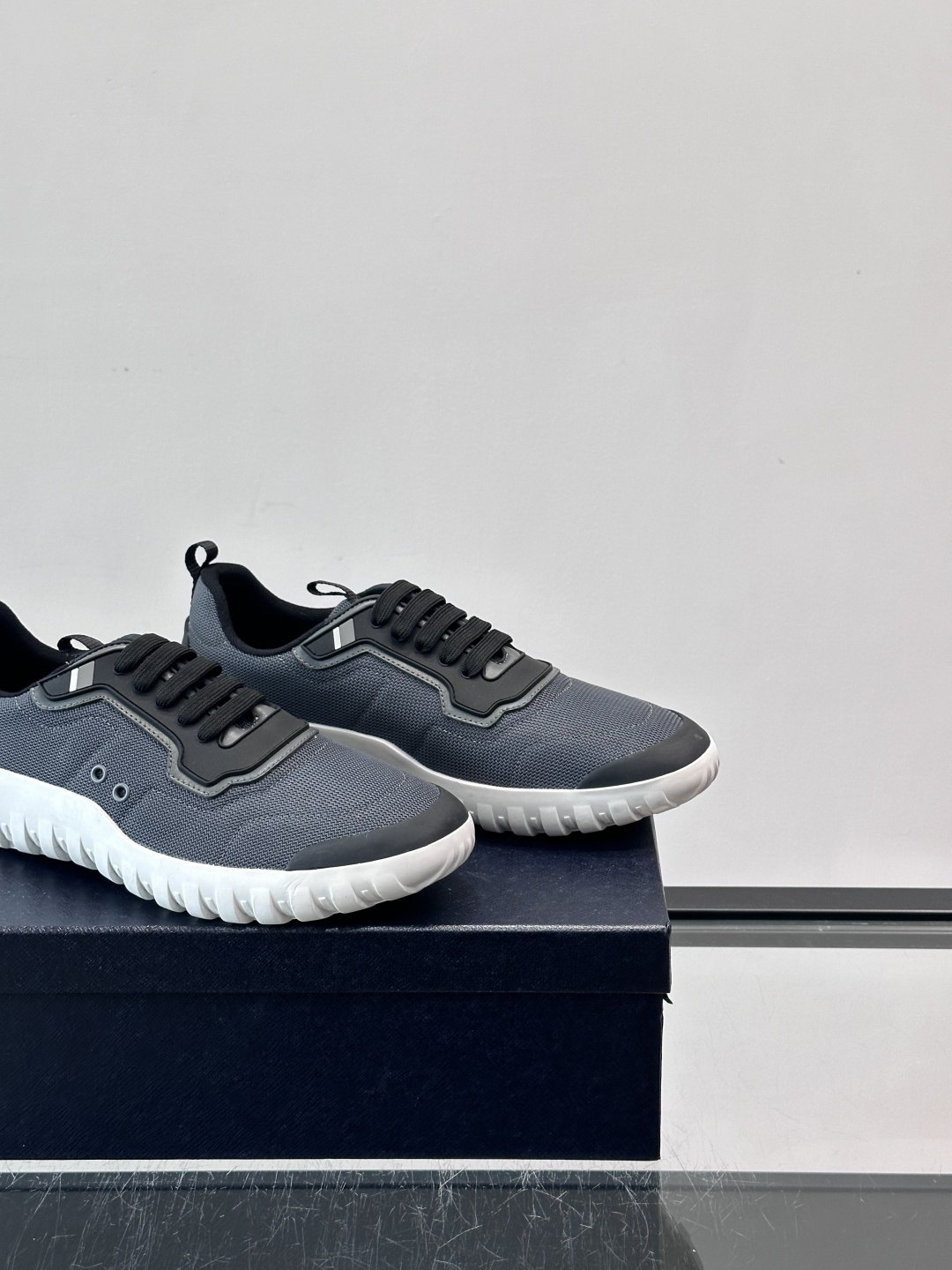 Prada男士运动鞋。简约又时尚，鞋面是透气网布。舒适又耐穿。锯齿状橡胶鞋底，抓地力和耐磨性都很棒，日常