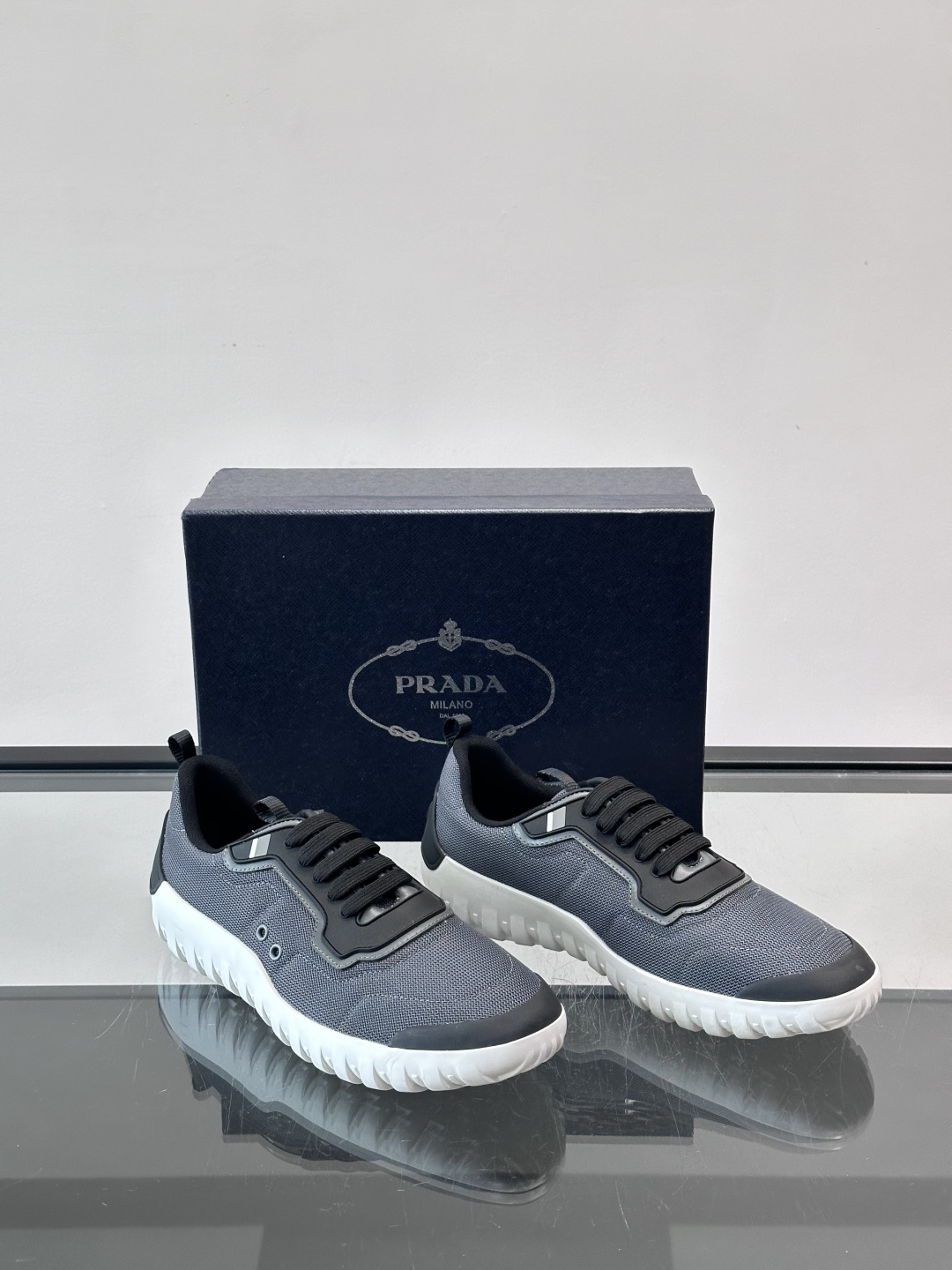 Prada男士运动鞋。简约又时尚，鞋面是透气网布。舒适又耐穿。锯齿状橡胶鞋底，抓地力和耐磨性都很棒，日常