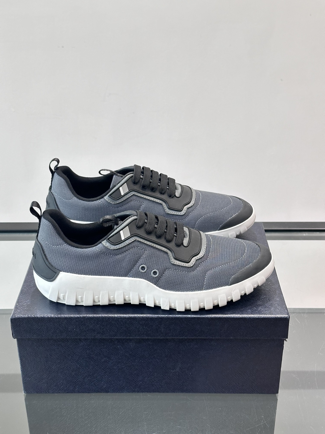 Prada男士运动鞋。简约又时尚，鞋面是透气网布。舒适又耐穿。锯齿状橡胶鞋底，抓地力和耐磨性都很棒，日常