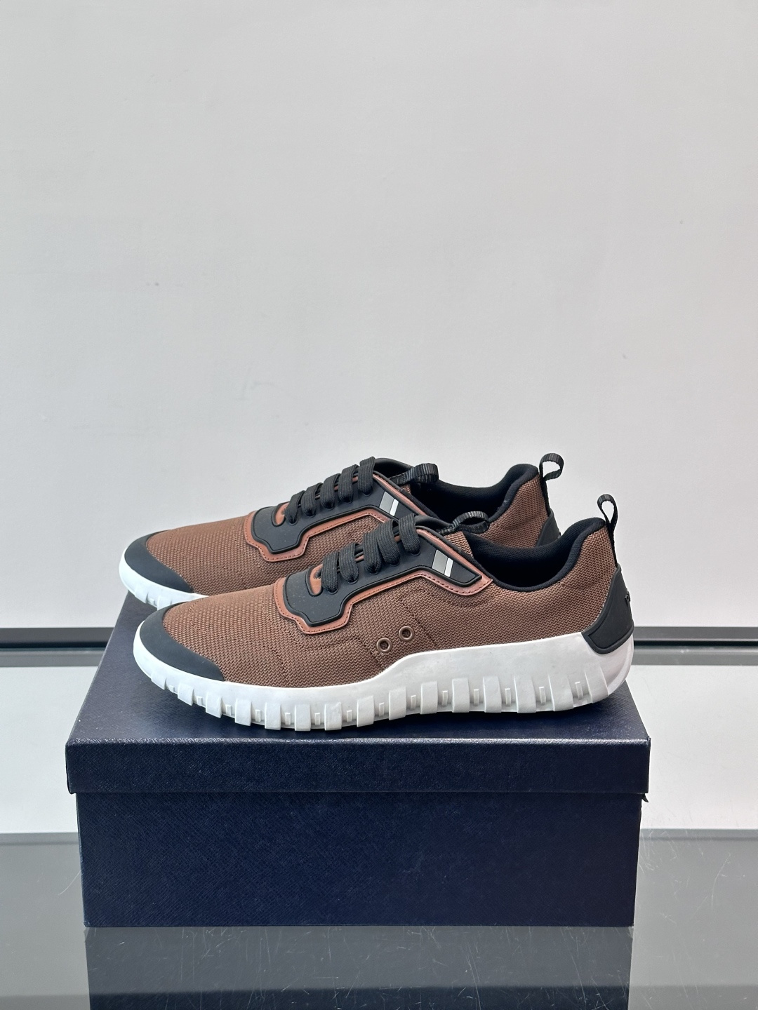 Prada男士运动鞋。简约又时尚，鞋面是透气网布。舒适又耐穿。锯齿状橡胶鞋底，抓地力和耐磨性都很棒，日常