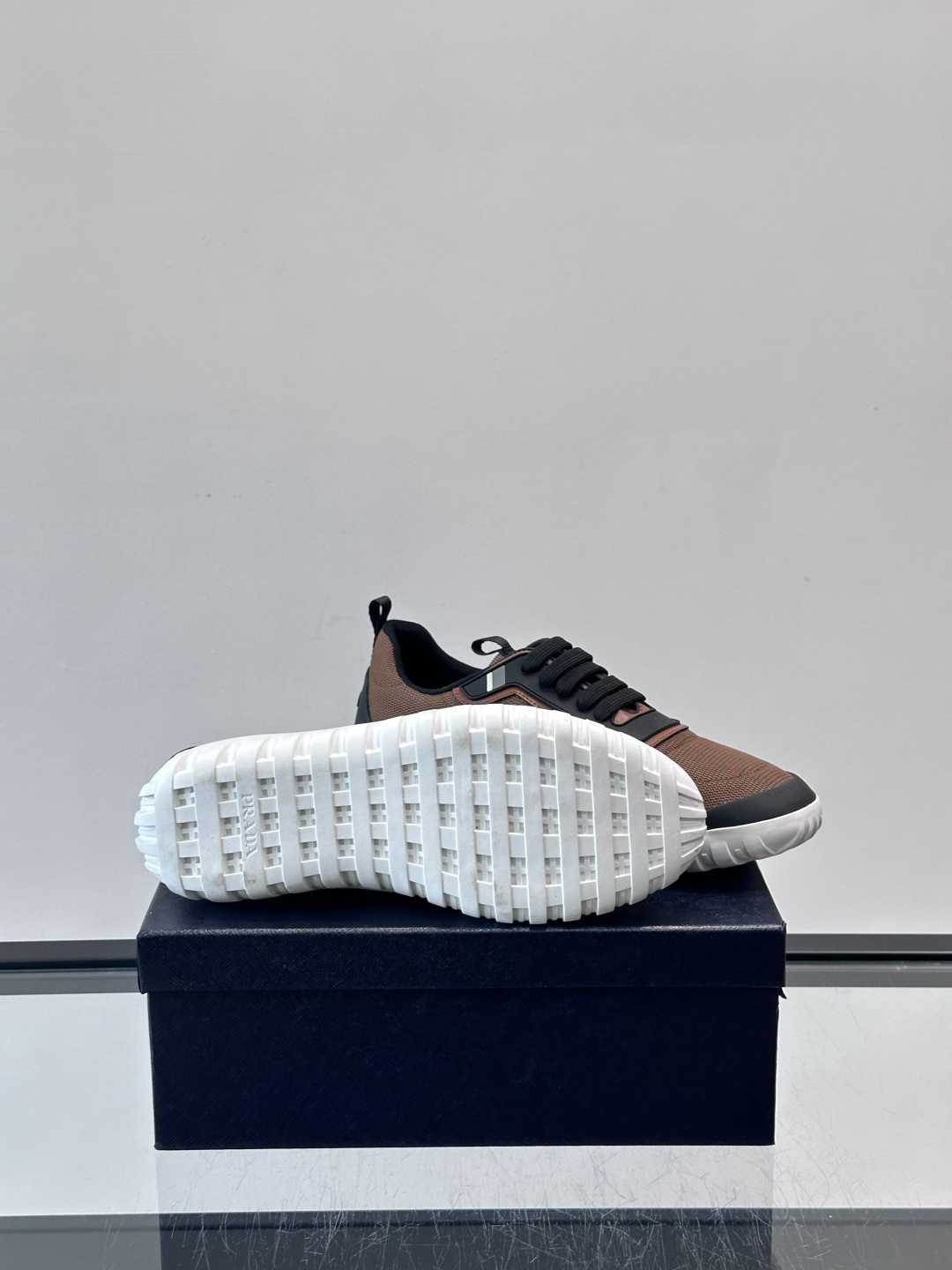 Prada男士运动鞋。简约又时尚，鞋面是透气网布。舒适又耐穿。锯齿状橡胶鞋底，抓地力和耐磨性都很棒，日常