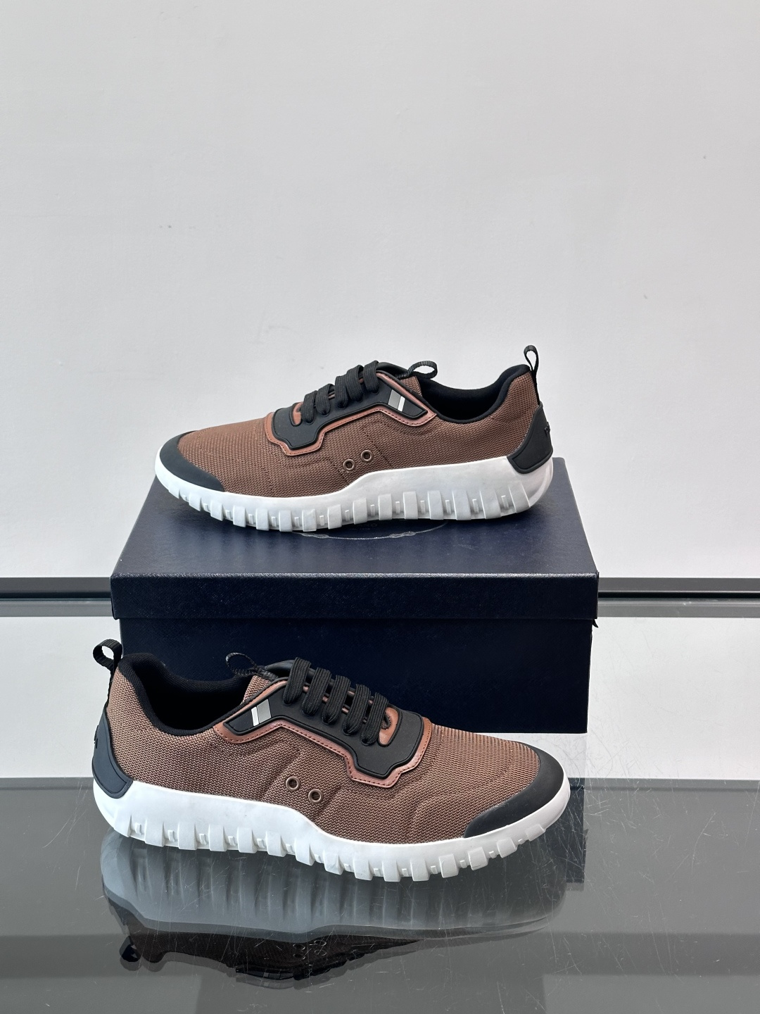 Prada男士运动鞋。简约又时尚，鞋面是透气网布。舒适又耐穿。锯齿状橡胶鞋底，抓地力和耐磨性都很棒，日常