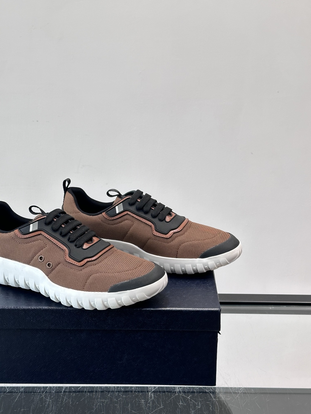 Prada男士运动鞋。简约又时尚，鞋面是透气网布。舒适又耐穿。锯齿状橡胶鞋底，抓地力和耐磨性都很棒，日常