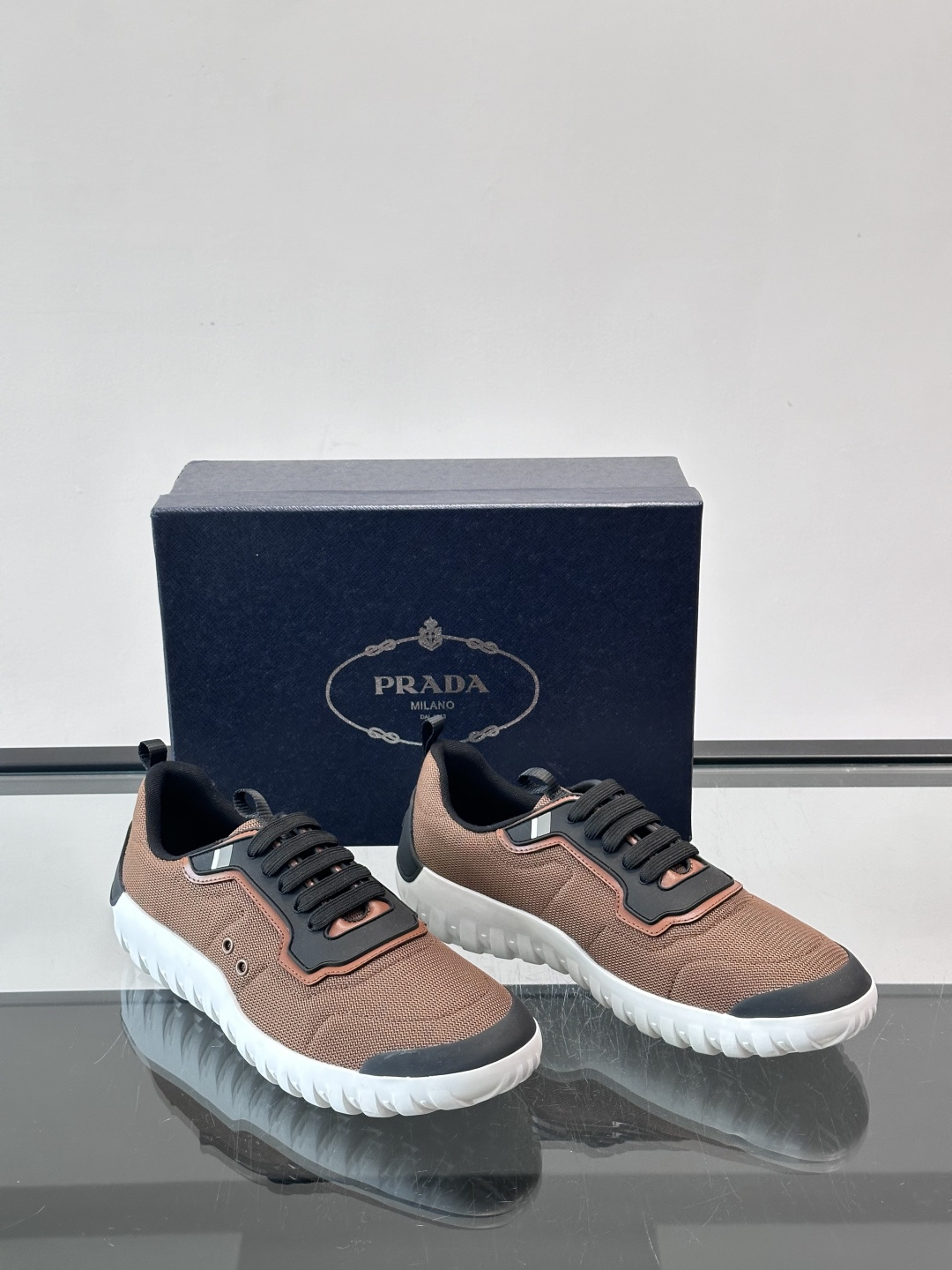 Prada男士运动鞋。简约又时尚，鞋面是透气网布。舒适又耐穿。锯齿状橡胶鞋底，抓地力和耐磨性都很棒，日常