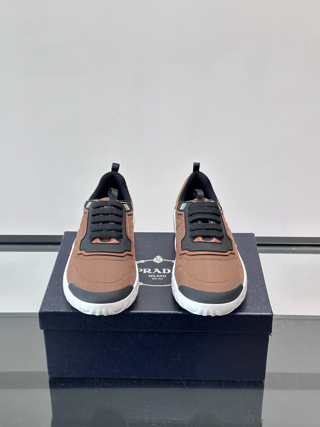 Prada男士运动鞋。简约又时尚，鞋面是透气网布。舒适又耐穿。锯齿状橡胶鞋底，抓地力和耐磨性都很棒，日常