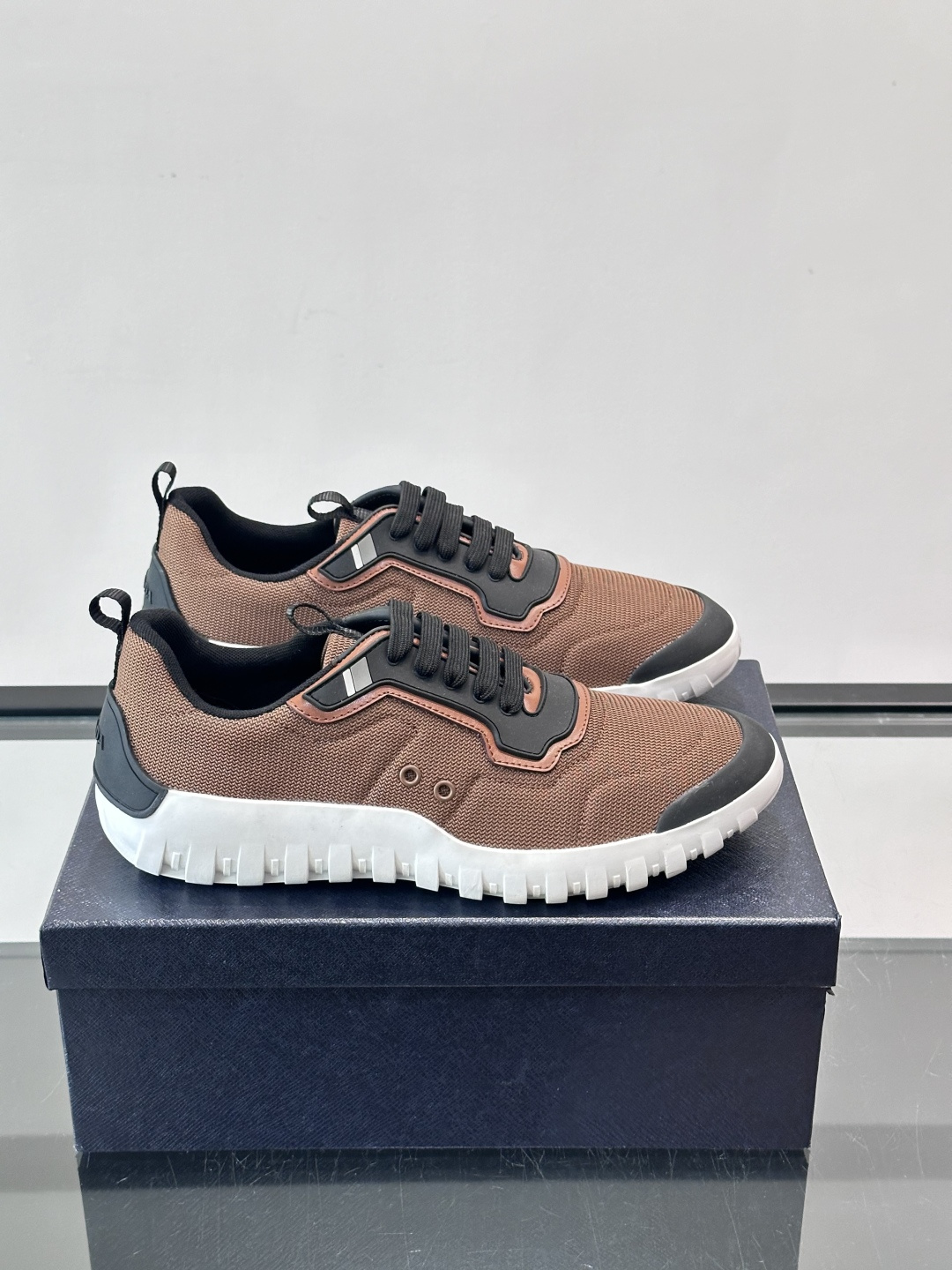 Prada男士运动鞋。简约又时尚，鞋面是透气网布。舒适又耐穿。锯齿状橡胶鞋底，抓地力和耐磨性都很棒，日常