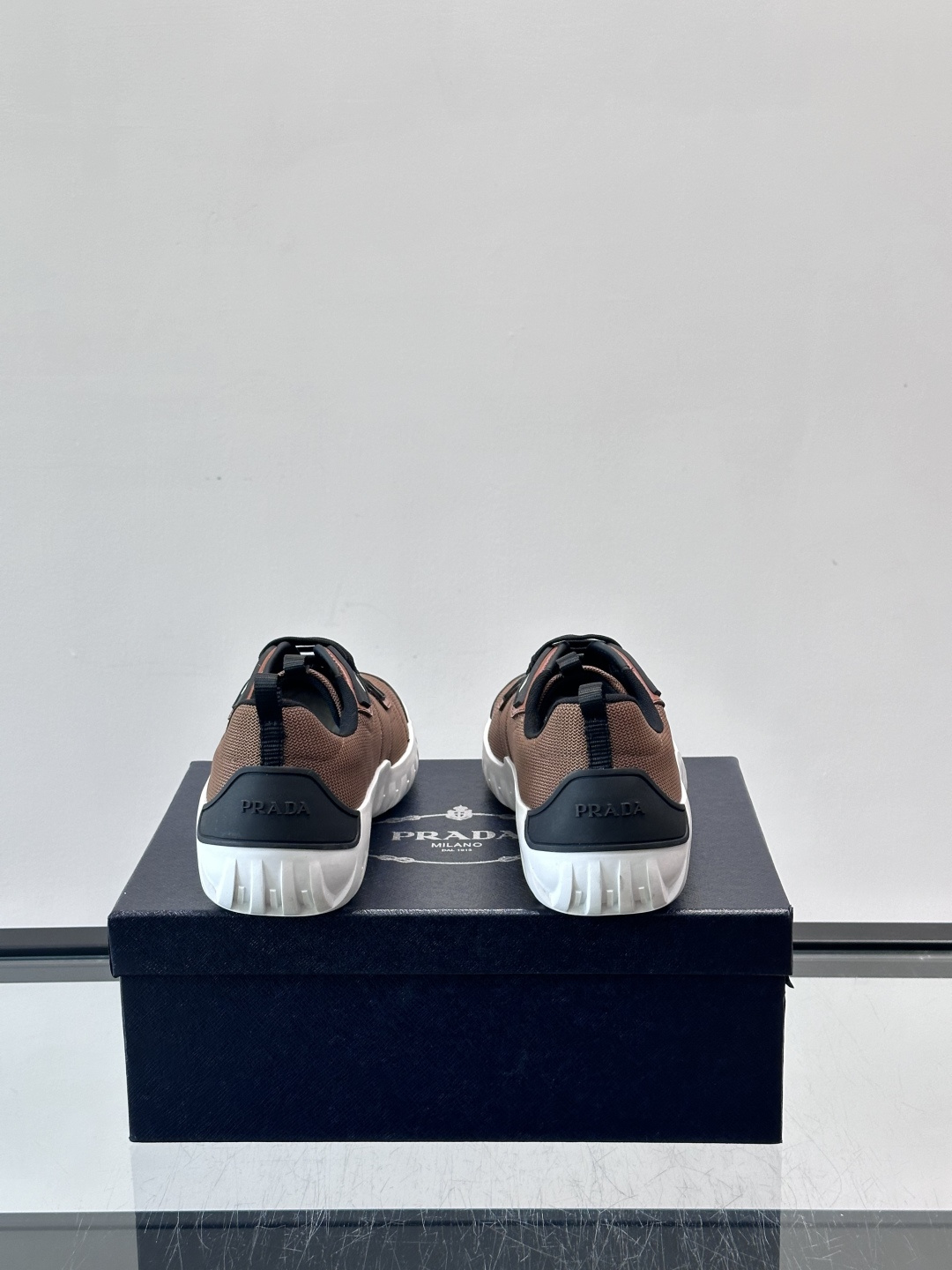 Prada男士运动鞋。简约又时尚，鞋面是透气网布。舒适又耐穿。锯齿状橡胶鞋底，抓地力和耐磨性都很棒，日常